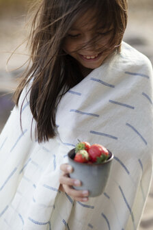 Paussi white-rainy blue, linen bathtowel