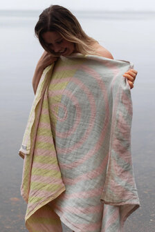 Mets&auml;lampi, linnen badlaken, rose-grijs-limegreen