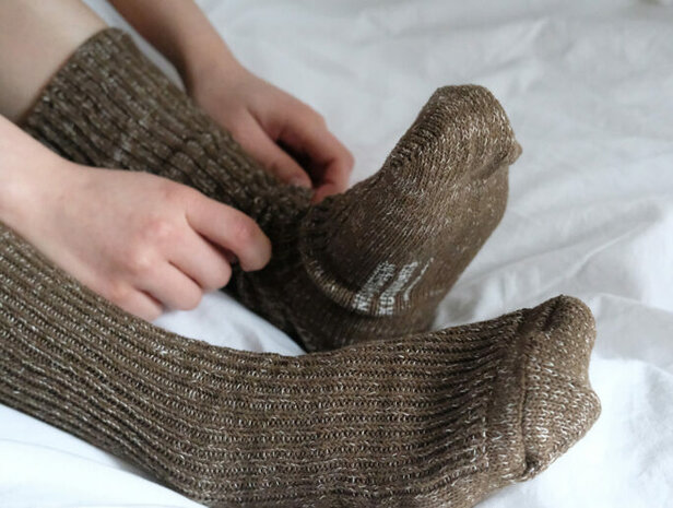 Nishiguchi Kutsushita geribde sokken van hennep en katoen khaki moss