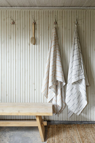Paussi wit-helderblauw, linnen badhanddoek